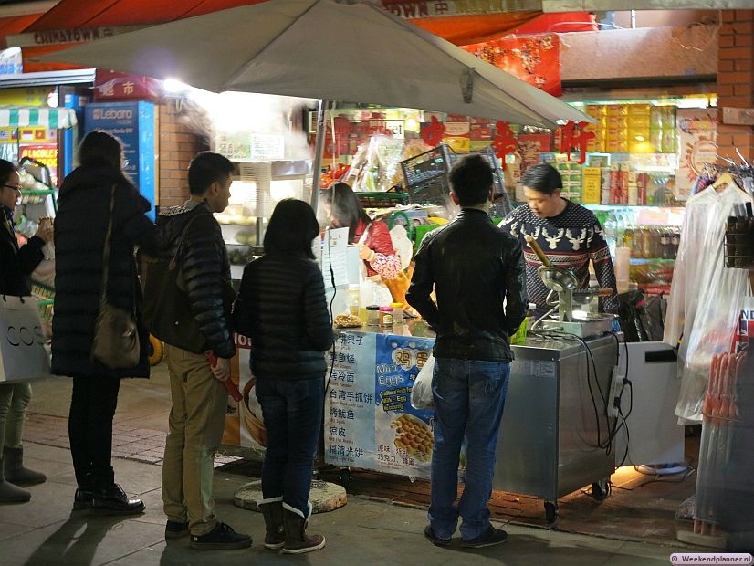 Op het pleintje aan het eind van Gerrard Street zijn enkele kraampjes. Tips:  De bioscopen van Leicester Square zijn vlakbij.