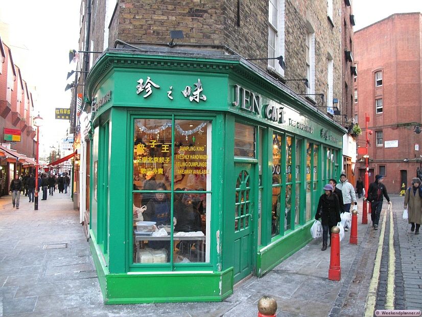 In het Jen Café hebben ze lekkere Chinese thee in Hongkongstijl (met koffiemelk), Ginger & Ginseng thee en warme chocolade met gember. Ook hebben ze noedels en Chinese dumplings. Adres: Newport Place 4-8. Tips:  Meer over Chinatown in Londen.