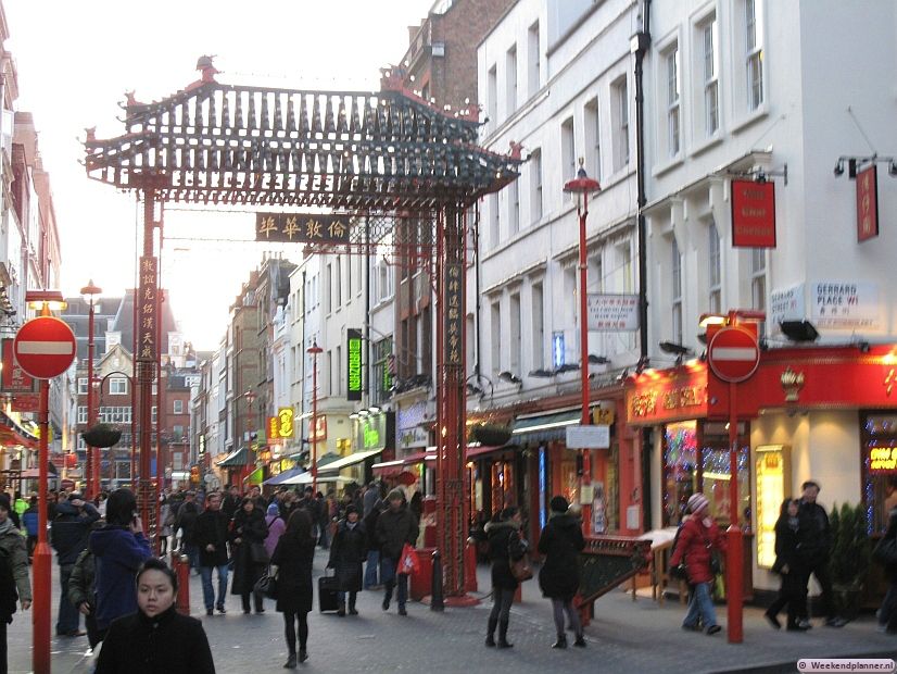 Omdat Leicester Square en West End zo dichtbij liggen beginnen velen een avondje uit in een restaurant in Chinatown.Tips:   Meer over Chinatown in Londen.