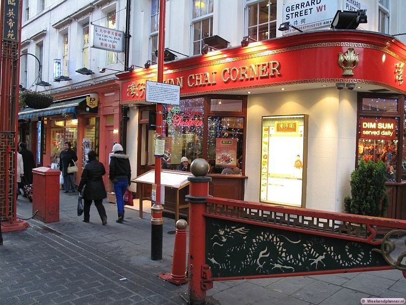 In Chinatown zijn veel Chinese restaurants, winkeltjes, supermarkten en andere Chinese bedrijven. Tips:  Meer over Chinatown in Londen.