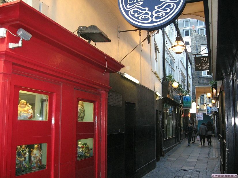 Chinatown bestaat uit verschillende straten en straatjes. Als je begint in Gerrard Street of Wardour Street is alles gemakkelijk te vinden. Tips:  Meer over Chinatown in Londen.