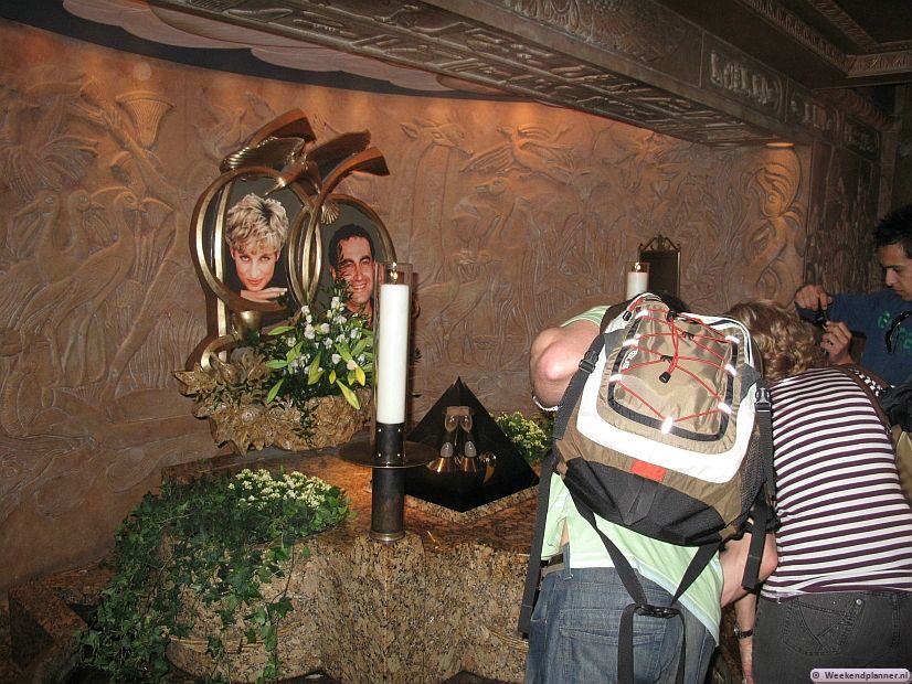 In de kelder van Harrods is bij de Egyptische roltrap een gedenkteken voor Dodi en Diana. 