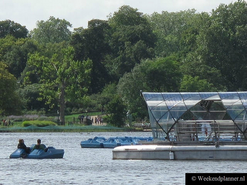Bij het meertje in Hyde Park, Serpentine, kun je  waterfietsen en roeibootjes huren. Tips: De attracties van Hyde Park.