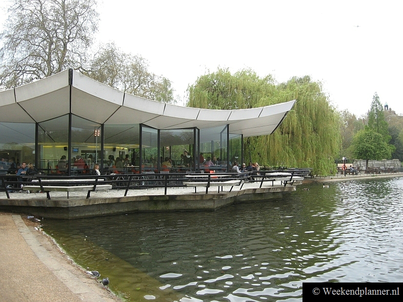 Bij Serpentine ligt een zelfsbedieningsrestaurant aan het water.