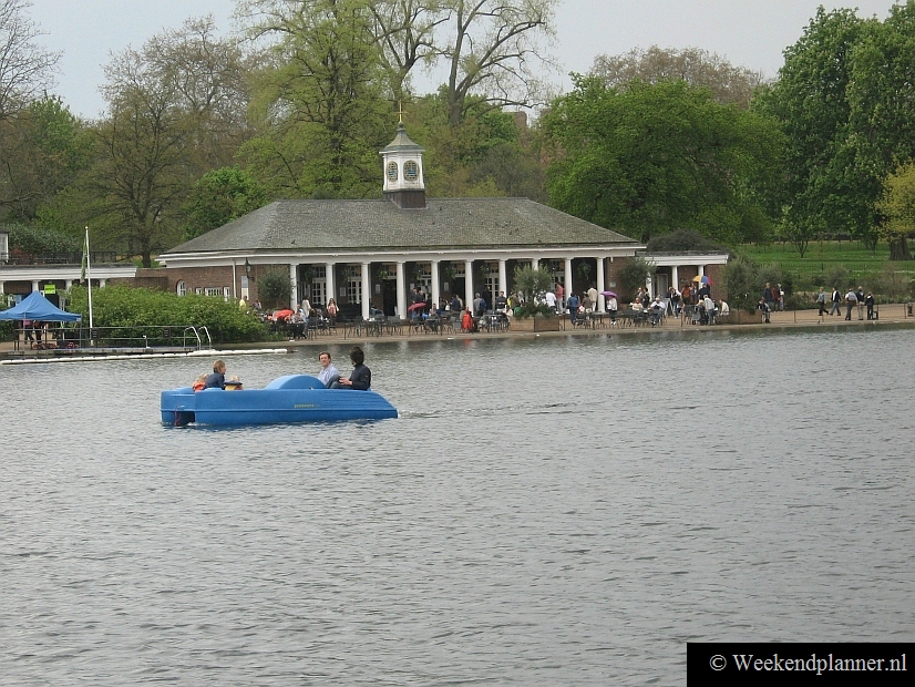 In Hyde Park ligt een lang smal meer met de naam Serpentine. Tips: De attracties van Hyde Park.