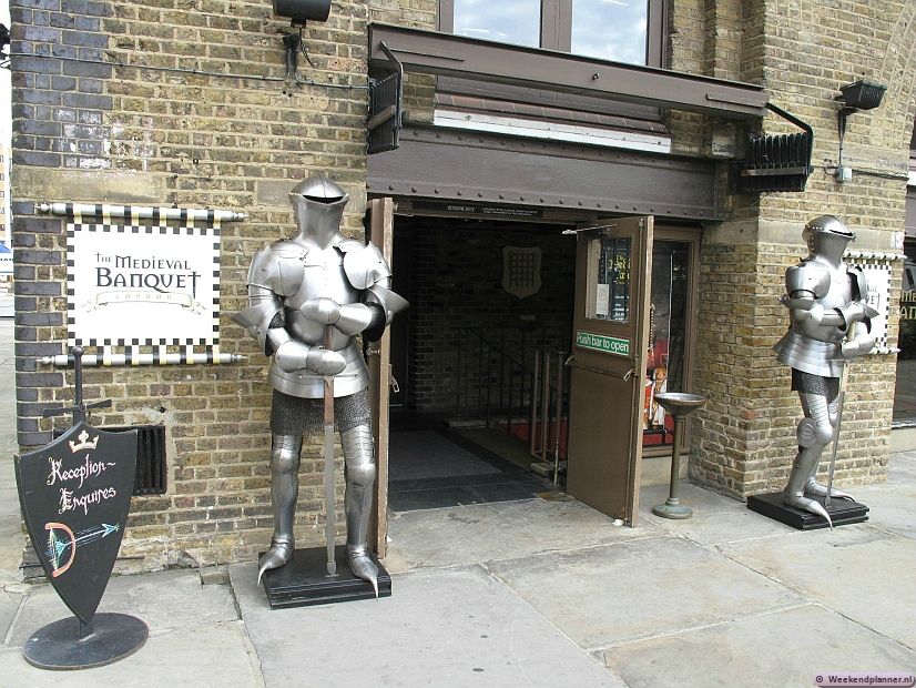 Hier kun je in de avond deelnemen aan een middeleeuws banket met minstrelen, dans, ridders en natuurlijk Hendrik III.  Tip: Kaartjes voor het middeleeuws banket in Londen.