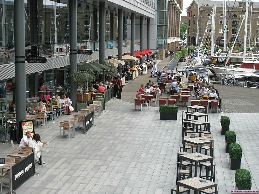 Direct naast Tower Hill en de Tower Bridge ligt St Katharine Docks. In de 19de eeuw werden hier schepen uitgeladen maar tegenwoordig is het een jachthaven waar mooie boten liggen.  Tips: De omgeving van de Tower Bridge.