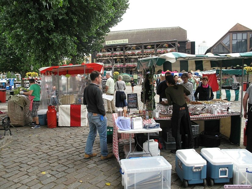 Van mei tot aan de herfst is er iedere vrijdagochtend op het plein voor de Dickens Inn een markt met kraampjes waar je kunt lunchen. 