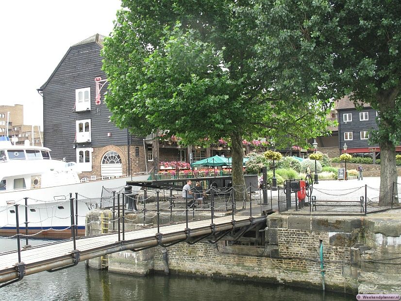 Bij dit bruggetje liggen enkele restaurants. Zo is er een heel goed en betaalbaar Indiaas restaurant en het bijzondere gebouw op de voorgrond is de pub en het restaurant Dickens Inn.