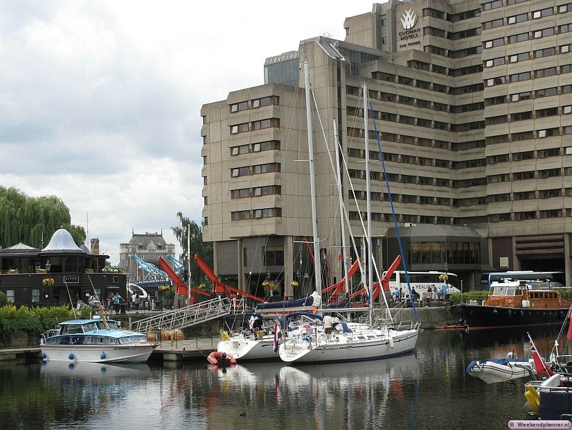 Het Guoman Hotel in de haven staat naast de Tower Bridge aan de Theems. De achterzijde van het hotel heeft uitzicht op St Katharine Docks. Tips: De hotels bij de Tower Bridge.