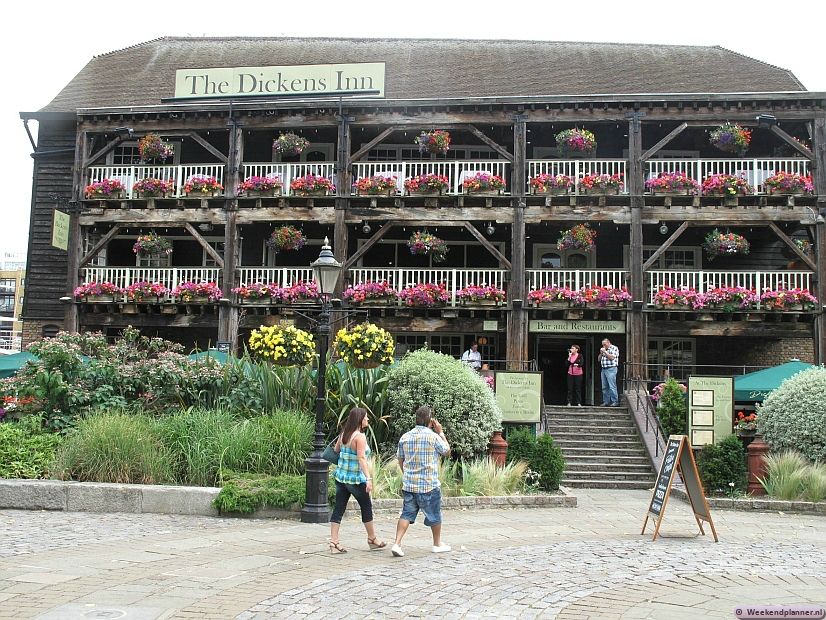 Op de eerste verdieping van de Dickens Inn is een pizzeria en beneden is een grill gevestigd. Tip: op de balkons heb je tijdens een romantisch etentje een prachtig uitzicht over de haven.
