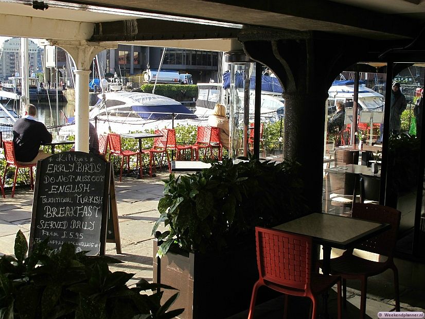 In de gerestaureerde pakhuizen zijn tegenwoordig restaurants gevestigd en in de jachthaven liggen prachtige boten. Tip: De attracties van  St Katharine Docks.