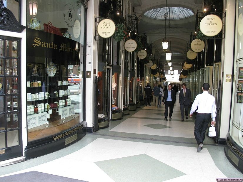 Piccadilly Arcade (1909) staat vooral bekend om de chique overhemden die je er kunt kopen. Loop meteen door de winkelgalerij naar Jermyn Street. Hier zijn winkels die sinds de 19de eeuw nauwelijks veranderd zijn.Tip: Het historische winkels van St James.