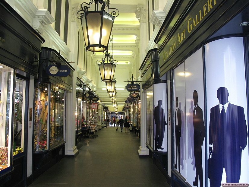 De Princes Arcade loopt van Piccadilly naar Jermyn Street in de chique wijk St. James.  Fortnum & Mason, Hatchards en heel veel winkeltjes in St. James zijn al meer dan een eeuw nauwelijks veranderd. Foto's van de winkels van St James.