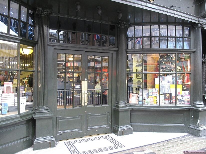 De oudste boekwinkel van Londen is Hatchards  uit 1797. De boekwinkel is verrassend groot. Het is een doolhof binnen en beslaat meerdere verdiepingen. De verkopers weten veel van hun boeken en lijken alles op hun afdeling gelezen te hebben. Probeer maar uit! 
