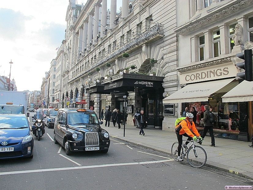 Piccadilly is een beroemde winkelstraat tussen Hyde Park Corner en Piccadilly Circus. Hier zie je het beroemde Hotel Le Meridien bij Piccadilly Circus. Ook het chique Ritz Hotel ligt  in Piccadilly. Tips: Piccadilly en St James Street.
