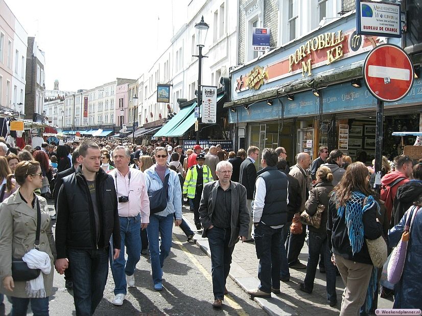 Sommige winkels op Portobello Road huisvesten meerdere winkeltjes.