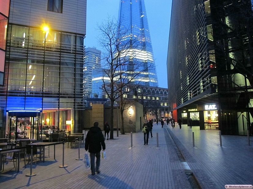 Tussen de Tower Bridge en London Bridge ligt More Londen. Hier heb je een prachtig uitzicht op de Tower, de Tower Bridge en de nieuwe Shard Tower. Het hotel links is het Hilton Tower Bridge Hotel.  Tips: Foto's van tussen Tower Bridge en London Bridge.