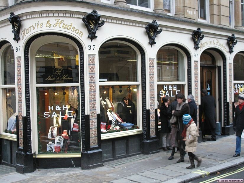 Ook bij Harvey & Hudson kun je een overhemd laten maken. Tussen kerst en half januari is echter zelfs hier uitverkoop. Tips: De winkels van St James's.