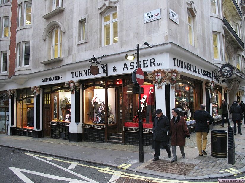 In St James's kun je al eeuwen je kleding op maat laten maken. Rond Jermyn street zijn veel winkels waar je je overhemd kunt laten maken. Sommige winkels zijn er al honderden jaren gevestigd. Tips: Winkels in de wijk St James's.