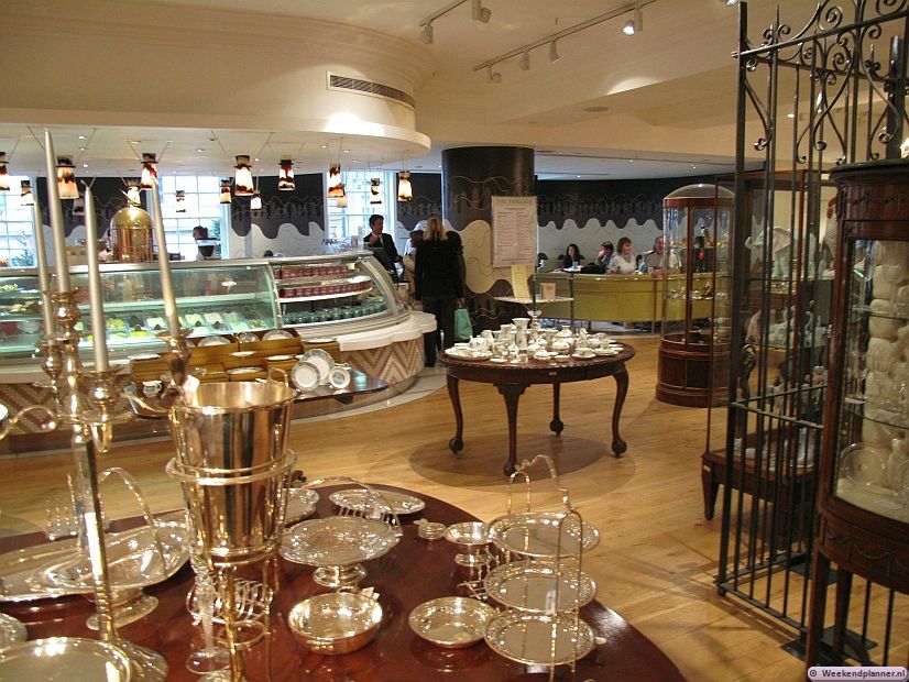 Het historische warenhuis Fortnum & Mason heeft een ingang op Piccadilly en Jermyn Street. Hier deed de aristocratie in de 19de eeuw haar inkopen. Foto's van het warenhuis Fortnum & Mason.