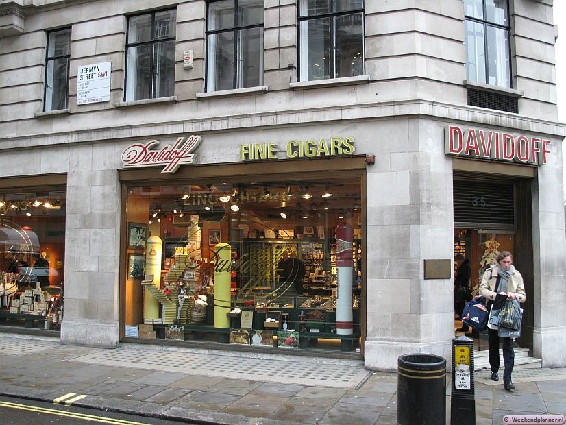 In Jermyn Street is alles te koop wat een echte heer of dame nodig heeft.  Er zijn dan ook meerdere winkels die Cubaanse sigaren verkopen.  Tips: De winkels van St James's.