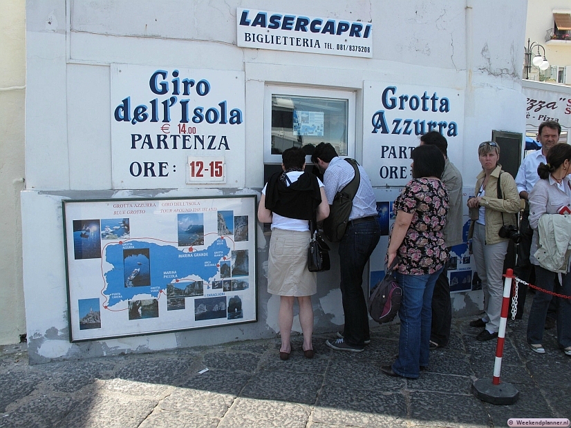 Op Capri kun je bij de haven kaartjes koppen voor een rondvaart om het eiland in een open sloep. De Grotta Azzurra is de beroemde blauwe grot waar je alleen in een klein bootje naar binnen kunt als er niet teveel golfslag is. Een aanrader!