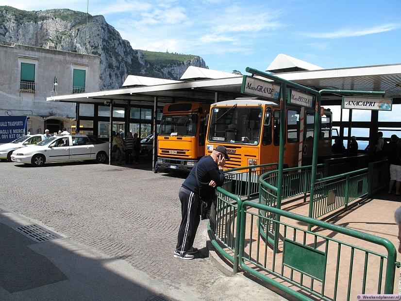 Dit is het busstation van Capri. Je kunt met de bus naar o.a. het dorp Anacapri. Links staan de witte taxi's van het eiland. Bij de haven kun je overigens ook scooters huren.