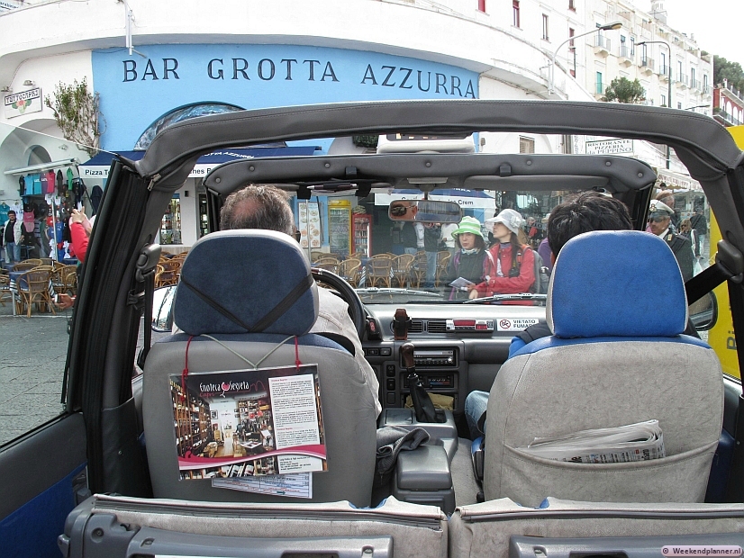De chauffeurs van deze taxi's kunnen je in een paar uur de mooiste plekjes van het eiland laten zien.