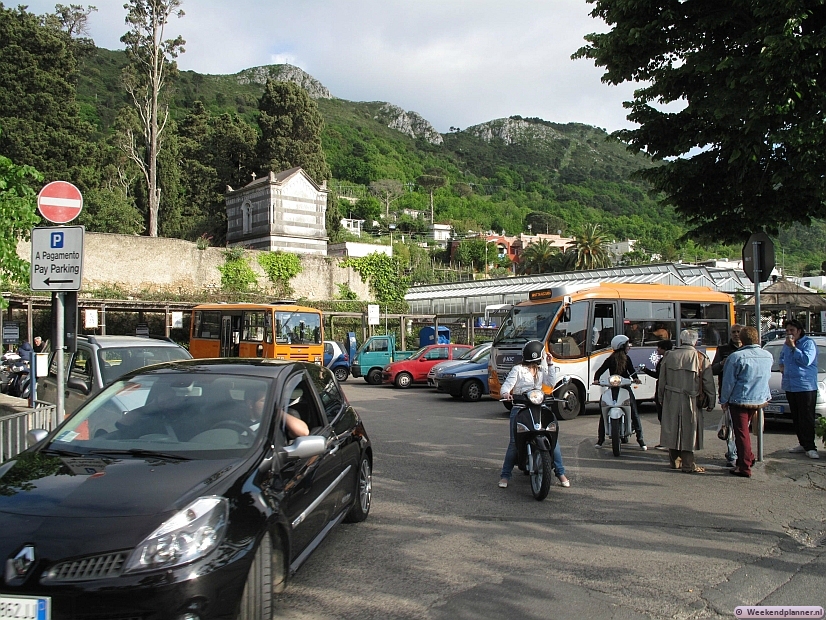 Dit is het busstation van Anacapri, een dorp op het eiland. Ook hier kun je scooters huren.