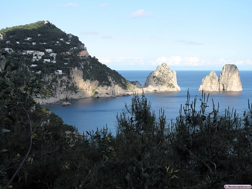 In veel reisgidsen zijn de Faraglioni het symbool van Capri. Deze drie rotsen liggen bij de zuidkust van Capri in zee.