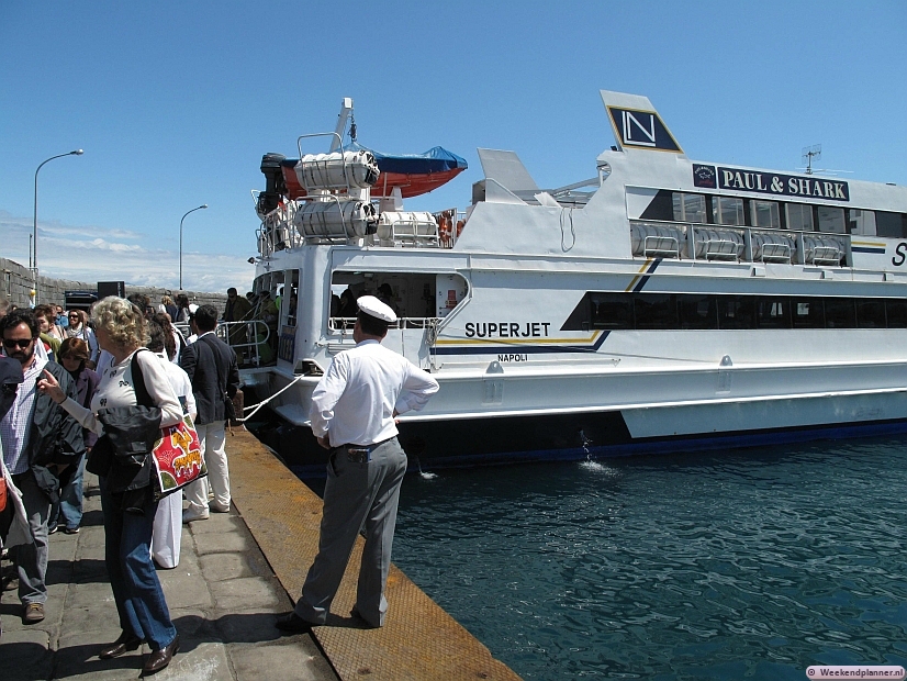 De overtocht van Napels naar Capri duurt maar een uur en kost minder dan 20 euro. Op de foto zie je de snelle veerboot van Napels naar Capri.