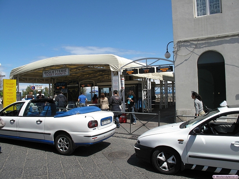 In de haven kun je één van deze open taxi's huren voor een rondrit over het eiland.