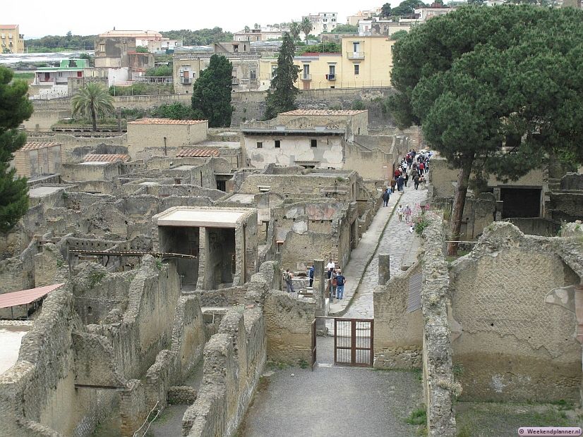 In Herculaneum zijn veel bovenverdiepingen bewaard gebleven. Je krijgt hier dus een completer beeld van hoe een stad eruit zag dan in Pompeii. Er ligt echter nog heel veel van de stad onder de rotsen. Tips: Bezoek de ruïnes van  Herculaneum .