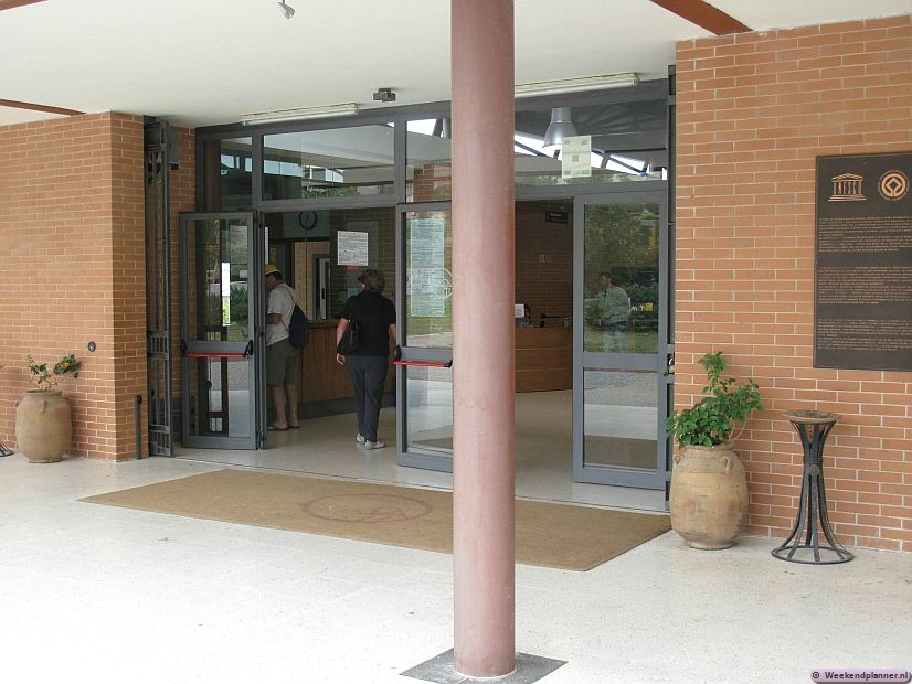Dit is het bezoekerscentrum van Herculaneum. Je koopt hier kaartjes en je kunt er informatie krijgen. Eigenlijk ligt hier nog een groot deel van Herculaneum onder je voeten. Tips: Bezoek de ruïnes van  Herculaneum .