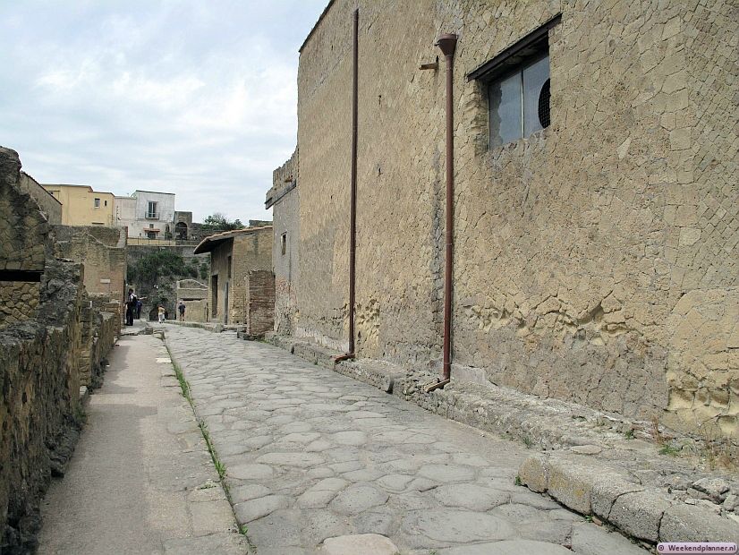 Je kunt vrij door de straten van de Romeinse stad dwalen en bij veel gebouwen kun je naar binnen. Met een audiogids kun je een toelichting krijgen van wat je ziet. Tips: Bezoek de ruïnes van  Herculaneum .