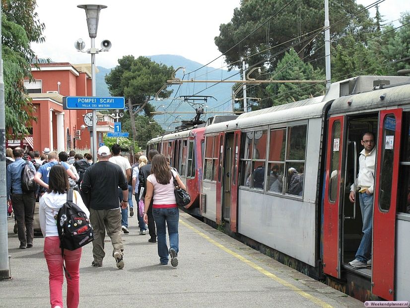 Als je naar de opgravingen van Pompeii wilt kun je de trein nemen op het centraal station van Napels. Stap uit op station Pompeii Scavi en niet op station Pompeii. De ingang van de stad Pompeii ligt vlakbij het station.