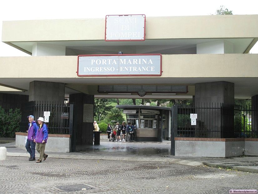 Bij de ingang van Pompeii kun je kaartjes kopen. Er komen gidsen op je af om hun diensten aan te bieden. Pompeii is groot en er is veel te zien. Met een gids zie je wel veel meer. Je kunt ook een audiogids nemen.  Tips: Een bezoek aan de opgravingen van Pompeii.