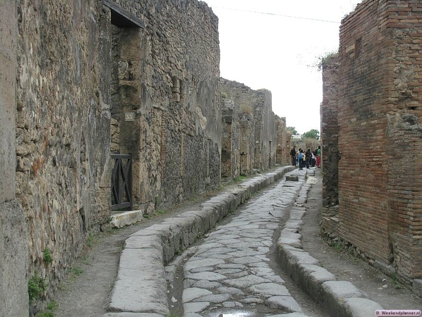 In de vele straatjes en huizen van Pompeii is veel te zien. In sommige huizen zijn schilderingen, mozaïekvloeren of 2000 jaar oude graffiti te zien. Tips: Een bezoek aan de opgravingen van Pompeii.