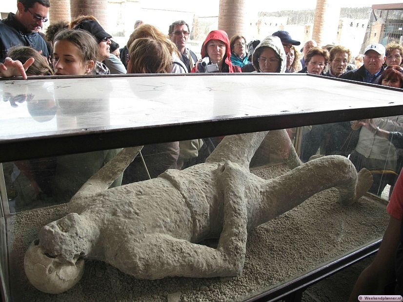 Een aantal mensen die stierven in Pompeii lieten werden bedolven onder een dikke laag as. Het gat dat ze achterlieten werd door de archeologen gevuld met gips. Enkele afdrukken zijn te zien op de marktplaats van Pompeii.