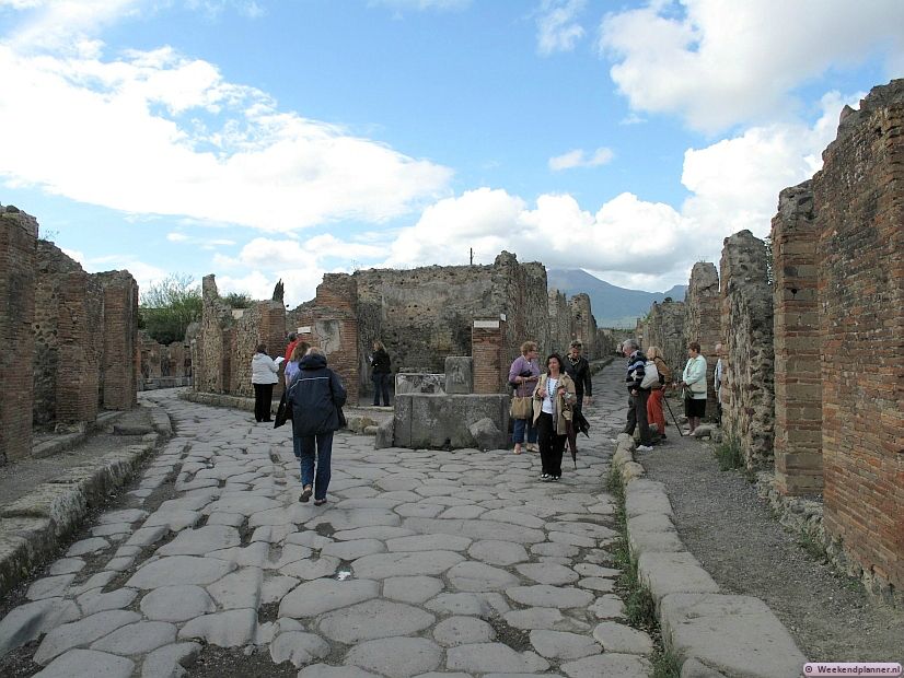 De stad Pompeii is ten dele uitgegraven. Het was een voor die tijd grote stad en er zijn dan ook veel straten waar je door kunt lopen. Je mag bijna overal komen. Tips: Een bezoek aan de opgravingen van Pompeii.