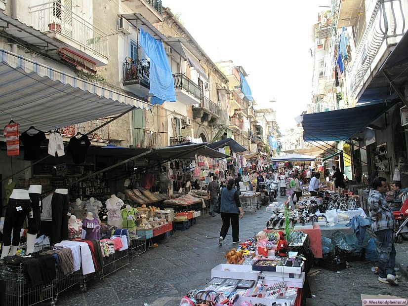  De dagelijkse markt bij het plein Piazza San Francesco di Paola, niet ver van station Garibaldi.