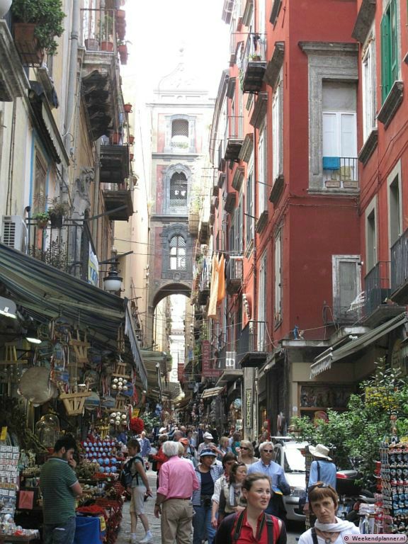 In het oude centrum van Napels, de Centro Storico, zijn veel kleine winkeltjes. Bekende winkelstraten zijn hier Via San Gregorio Armeno (foto) en Via dei Tribunali.Foto's van het oude centrum van Napels.