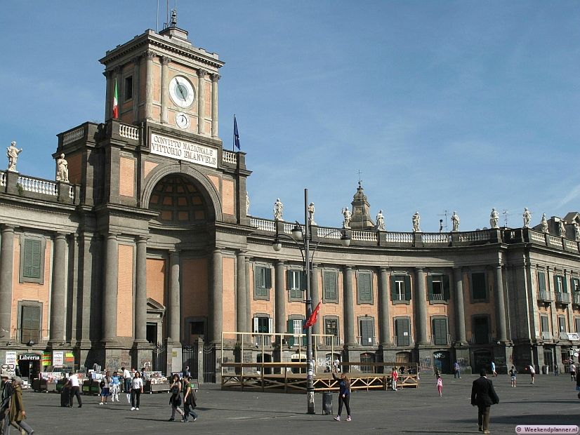 Het 19de-eeuwse Galleria Umberto I staat tegenover de opera. Één van de vier ingangen ligt in de winkelstraat Via Toledo.Tips: De attracties in het centrum van Napels.