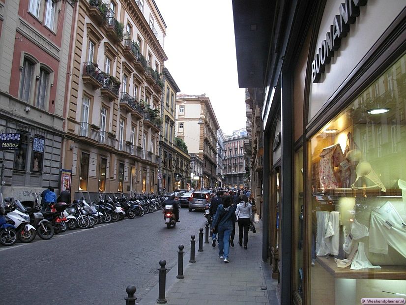 De winkelstraat Via Chiaia is één van de betere winkelstraten van Napels.Tips: De hotels in het centrum van Napels.