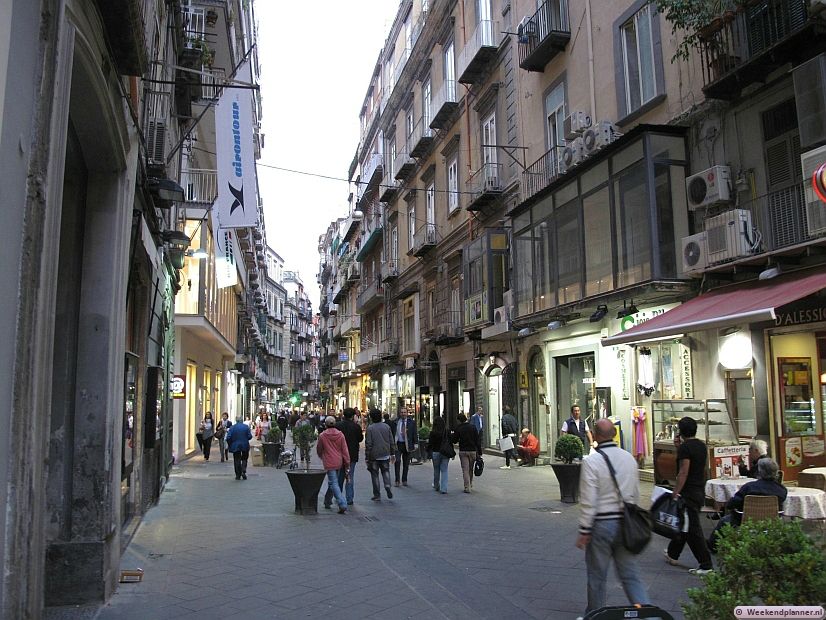 De belangrijkste winkelstraten van Napels zijn de lange Via Toledo en de iets duurdere Via Chiaia. Foto's van het centrum van Napels.