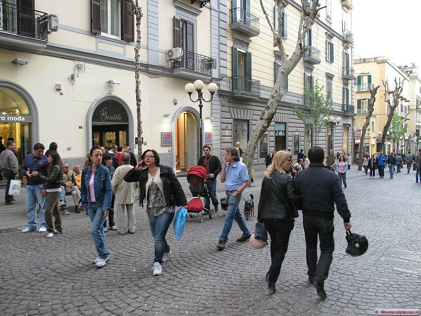 Omdat de winkelstraten Via Luca Giordano en Via Alessandro Scarlatti vlakbij de kust op een heuvel liggen is het er vaak wat koeler dan beneden in het centrum. Tips: De mooiste plaatsen in de Golf van Napels.