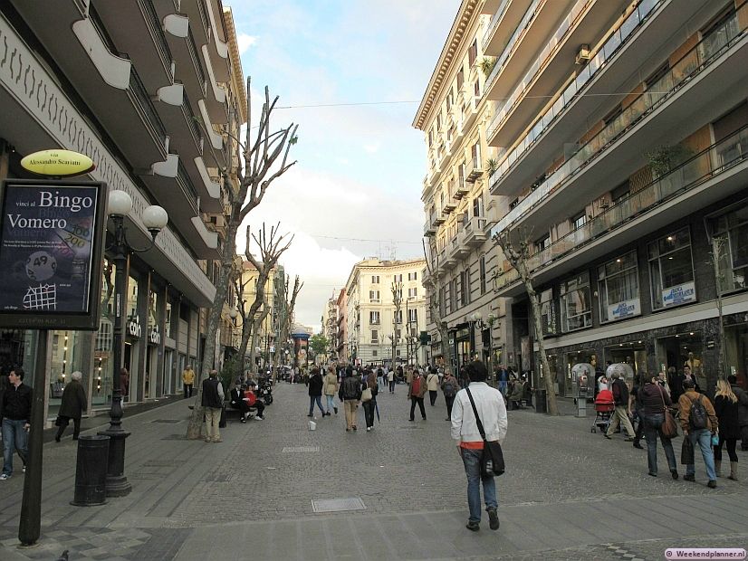 Op de heuvel Sant'Elmo liggen de winkelstraten Via Luca Giordano en Via Alessandro Scarlatti (metro Piazza Vanvitelli).