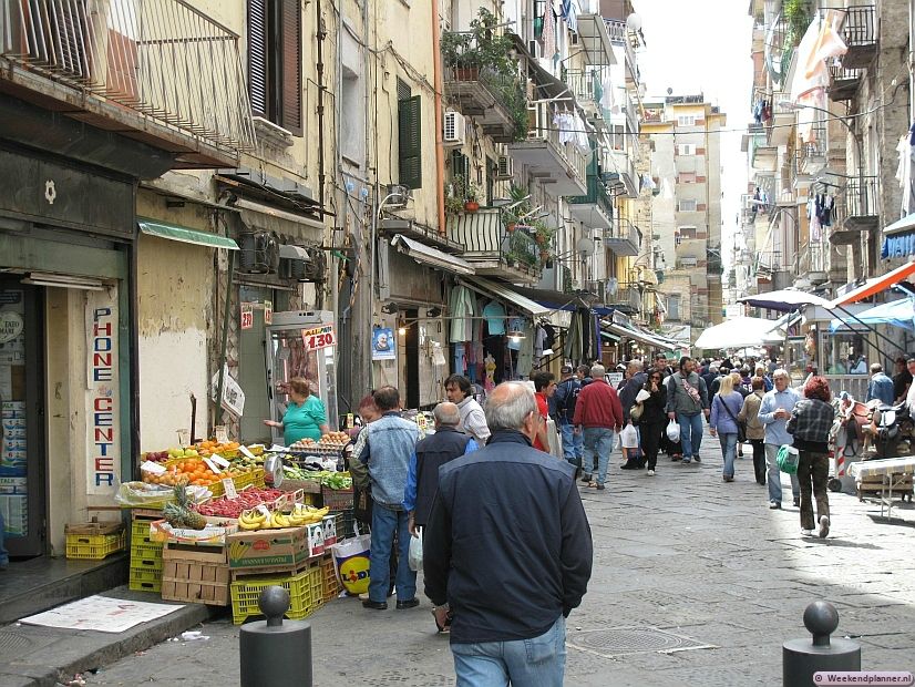 In de omgeving van het centraal station van Napels, station Garibaldi, kun je de goedkoop winkelen. Er zijn hier verschillende markten.Tips: De hotels in het centrum van Napels.