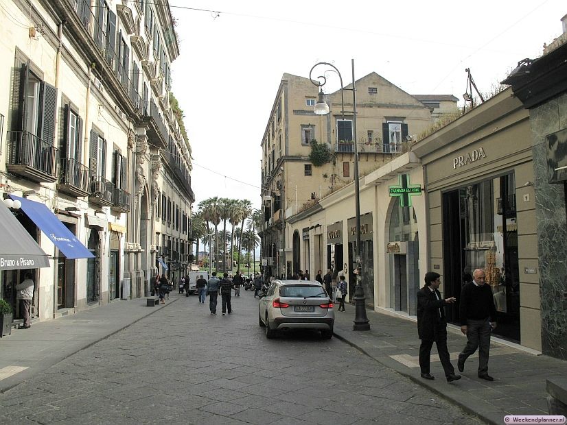 Als je een nieuwe tas van Louis Vuitton of Gucci nodig hebt dan kun je die vinden in de winkelstraat Via Calabritto.